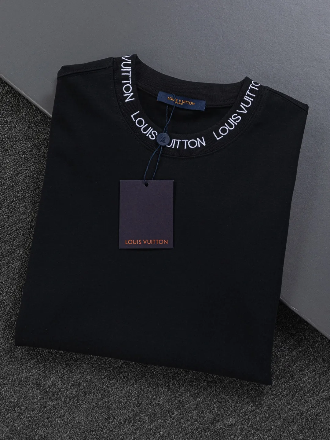 🅿️190 Louis Vuitton 1V LV micro-wide version S-XL LV 26ss new product counters are available at the same time. Multiple craftsmanship, simple letters embroidery on the collar + simple letter logo on the cuffs 🪡 embroidery, round neck short-sleeved T-shirt, same style for men and women! Consigned to one-to-one creation. Synchronized with the official website, pure cotton fabrics at the counter! It is close to the skin and comfortable, durable and easy to wear. It has a classic and simple logo design and meticulous original craftsmanship. Short-sleeves, a must-have item for men, do not appear to be the same for the general public, but must be unique and eye-catching. This LV short-sleeve is all about quality, comfort, the same shape and fashion as always, including fabrics and cutting techniques. All of them have been made with great effort! 320 grams of washed pure cotton fabric, pure cotton is breathable, very refreshing and comfortable for daily wear. The rib knitting on the neckline is smooth and tight, and the neckline will not be skewed if you toss it at will. The loose version, you will find that it looks really good on the upper body. The overall is minimalist and neat, super versatile for daily use! Pair it casually with a pair of pants for a youthful look. A T-shirt will make your outfit crazy. It is a fashionable item that can never go wrong! Color: Black White Size: S-XL Size chart: S: Shoulder width 50-Bust 56-Length 70 M: Shoulder width 52-Bust 57-Length 72 L: Shoulder width 54-Bust 59-Length 74 XL: Shoulder width 56-Bust 62-Length 76